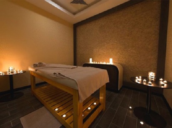 Kristal Spa Merkezi, Şanlıurfa'nın en prestijli spa ve wellness merkezlerinden biri olarak, siz değerli müşterilerimize benzersiz bir rahatlama ve yenilenme deneyimi sunmayı amaçlamaktadır. Şehrin merkezinde yer alan modern tesislerimiz, huzur verici atmosferimiz ve profesyonel ekibimiz ile beden ve zihin sağlığınızı desteklemek için hizmet vermekteyiz.